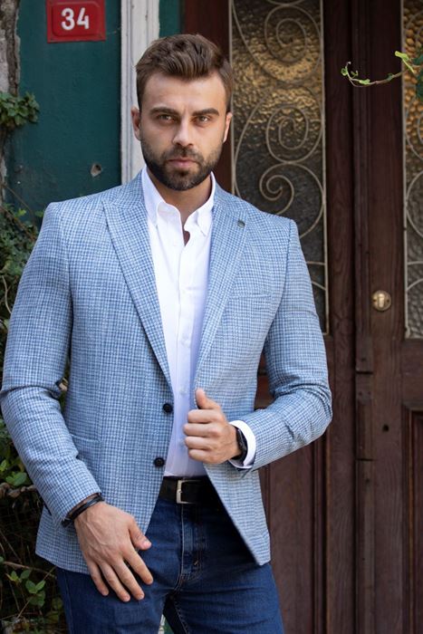 صورة سترة منقوشة مربعة زرقاء فاتحة