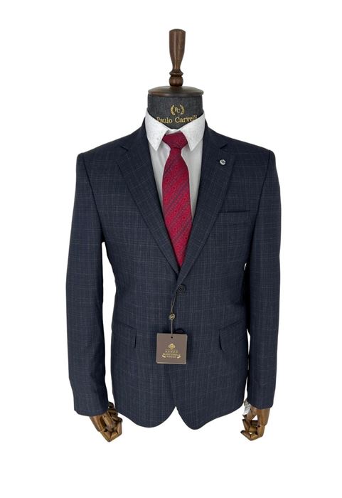 صورة سترة كلاسيكية بخطوط سوداء مدخنة